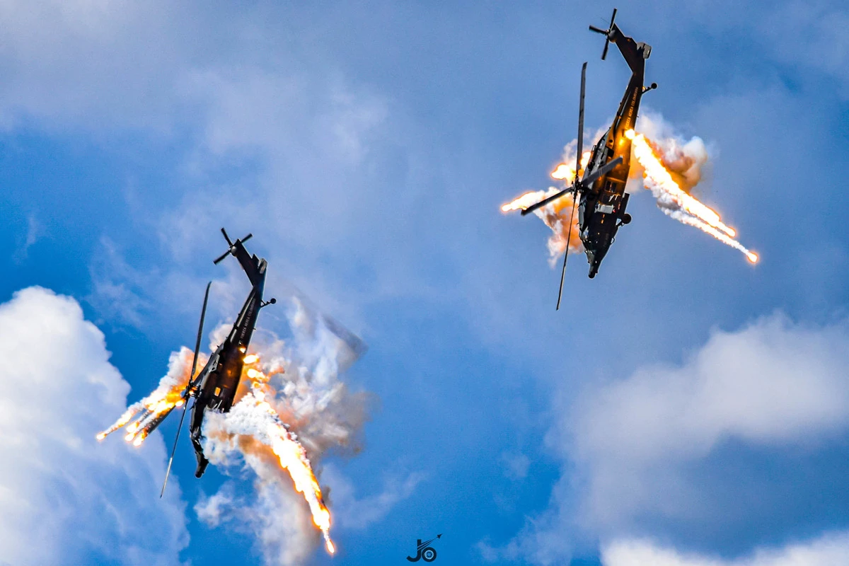 Ejercicio de entrenamiento equipo acrobático “Arpía 51”. Foto: Jonathan Ortiz